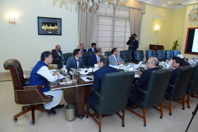PM reviews measures to expand IT exports by over $5 bn
